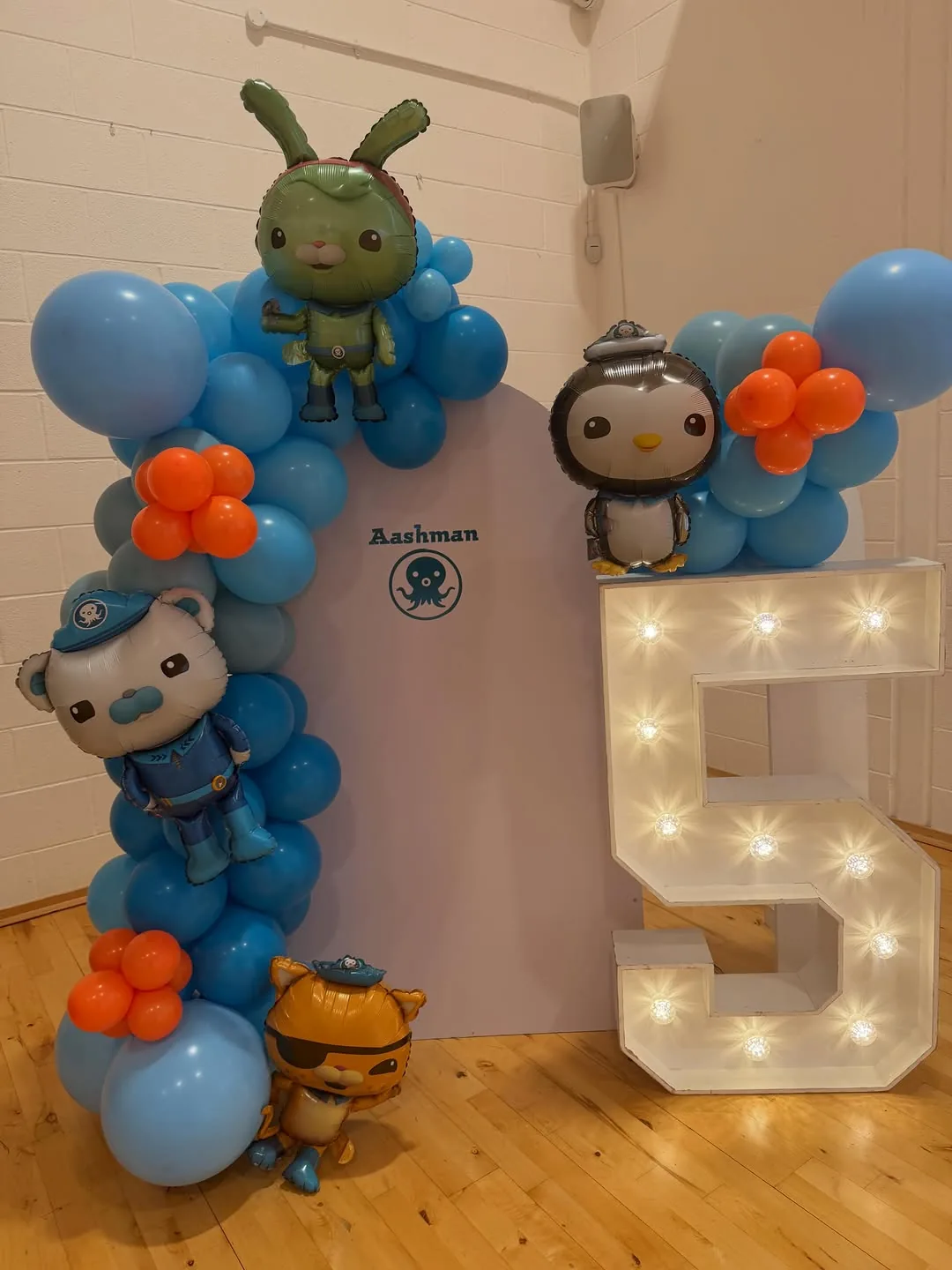 A light up number five with an Octonauts themed display